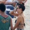 Isis Valverde vai à praia no Rio de Janeiro um dia após receber alta médica (6 de maio de 2014)