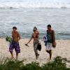 Isis Valverde curte praia no Rio de Janeiro com amigos um dia após tirar o colar cervical