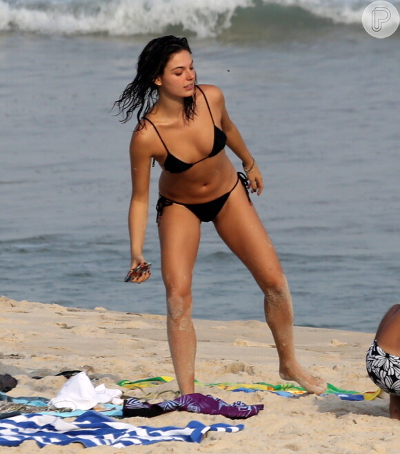 Isis Valverde vai à praia no Rio de Janeiro um dia após receber alta médica (6 de maio de 2014)