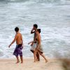 Isis Valverde curte  praia no Rio de Janeiro com amigos um dia após tirar o colar cervical
