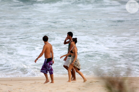 Isis Valverde curte  praia no Rio de Janeiro com amigos um dia após tirar o colar cervical