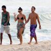 Isis Valverde curte praia no Rio de Janeiro com amigos um dia após tirar o colar cervical