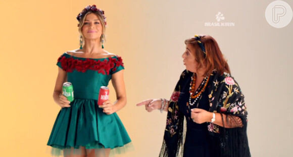 Grazi Massafea estrela a campanha caracterizada com diferentes nacionalidades aderindo aos sotaques enquanto anuncia a nova cerveja