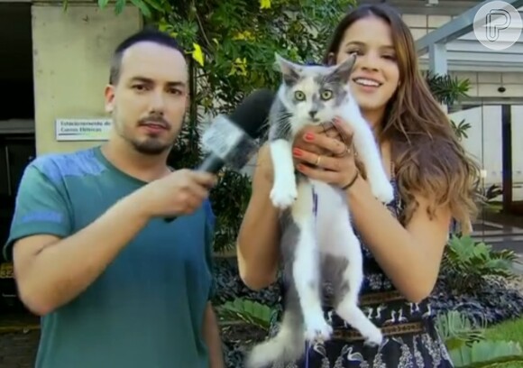 Bruna Marquezine também falou sobre seu novo companheiro de trabalho: o gato Romeu, que na verdade é uma gata chamada Zélia Duncan