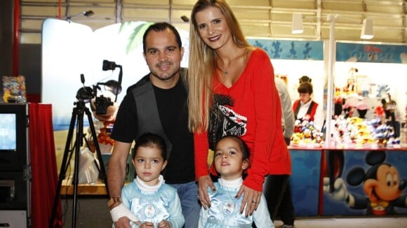 Luciano Camargo e a mulher levam as filhas gêmeas para o Disney On Ice, em SP