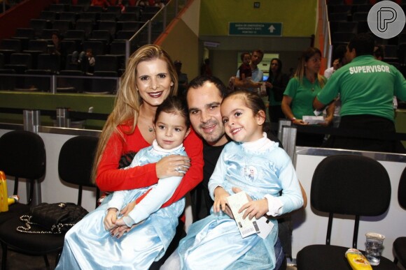 acompanhado da mulher, Flávia, Luciano Camargo levou as filhas gêmeas, Isabella e Helena, de 5 anos de idade, vestidas de princesas para assistirem ao espetáculo