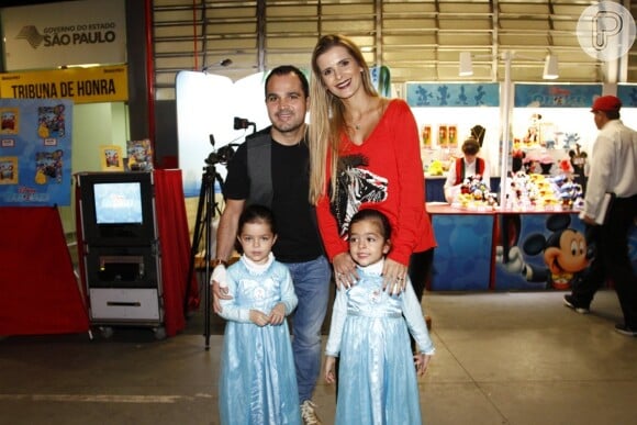 Luciano Camargo e a mulher, Flávia, levaram as filhas gêmeas, Isabella e Helena para assistir ao espetáculo infantil 'Disney On Ice' em São Paulo nesta quarta-feira, 7 de maio de 2014
