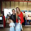 Luciano Camargo e a mulher, Flávia, posam com as gêmeas Isabella e Helena antes de conferirem o espetáculo infantil 'Disney On Ice', em São Paulo, nesta quarta-feira, 7 de maio de 2014