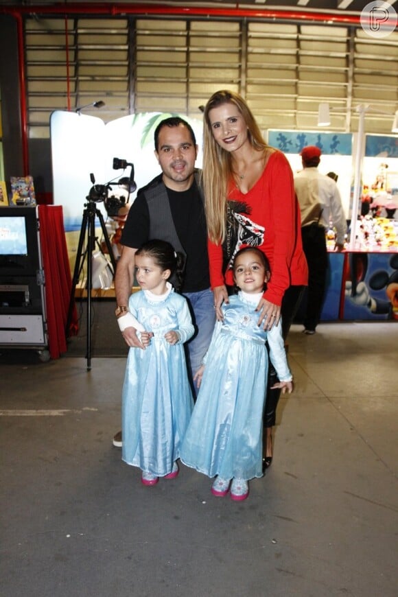 Luciano Camargo e a mulher, Flávia, posam com as gêmeas Isabella e Helena antes de conferirem o espetáculo infantil 'Disney On Ice', em São Paulo, nesta quarta-feira, 7 de maio de 2014