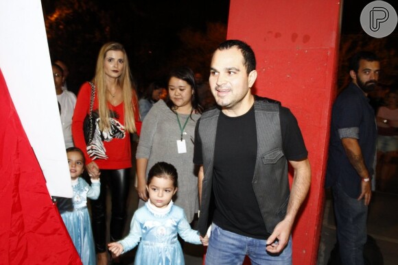 As gêmeas de Luciano Camargo chegaram à casa de espetáculos vestidas de princesas nesta quarta-feira, 7 de maio de 2014