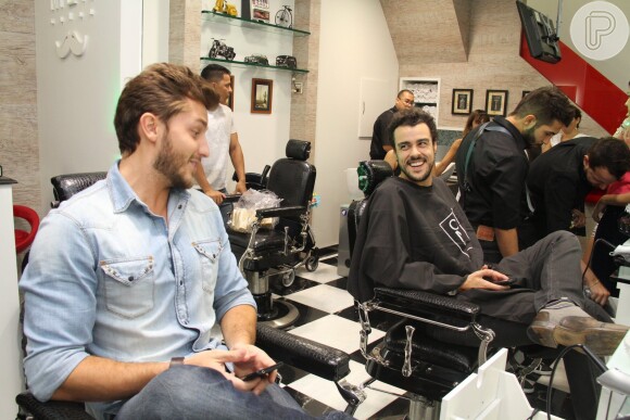 Klebber Toledo e Joaquim Lopes cuidam da beleza no Club Men Salon, salão dedicado para homens, em 8 de maio de 2014