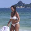 Suzana Pires exibe boa forma em flagra na praia da Barra