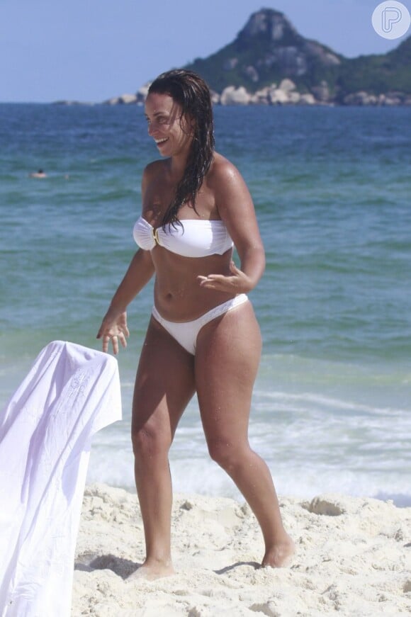 Suzana Pires exibe boa forma em flagra na praia da Barra