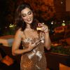 Juliana Paes lança revista no Rio de Janeiro e chama atenção por modelito dourado