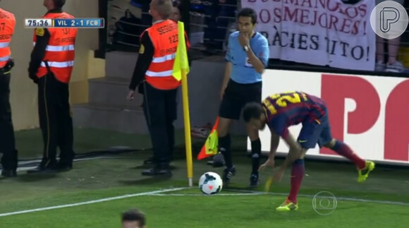Daniel Alves comeu a banana arremessada pelo torcedor durante o jogo do Barcelona contra o Villarreal; reação do jogador gerou a campanha contra o racismo #somostodosmacacos