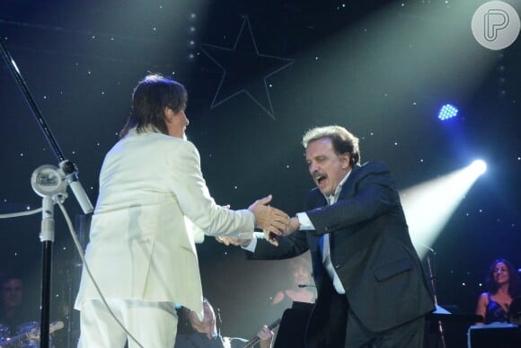 Roberto Carlos cumprimenta o maestro Eduardo Lages antes do show