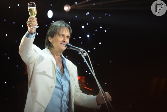 Roberto Carlos brinda com o público e toma champanhe durante show