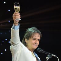 Roberto Carlos bebe champanhe em show em homenagem ao Dia das Mães, em São Paulo