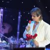 Roberto Carlos beija rosas e faz a tradicional entrega para as fãs da plateia