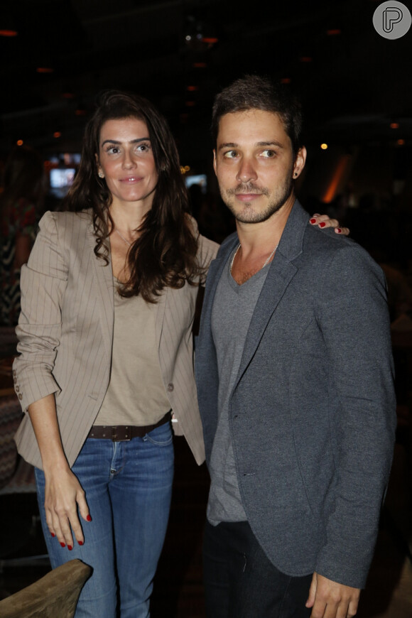 Deborah Secco esteve com o namorado, Bruno Torres, no show de Lucio Mauro Filho, em 9 de maio de 2014