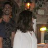 Isis Valverde e o ator mexicano Uriel del Toro deixam restaurante juntos após jantar
