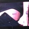 O cantor Harry Styles fez uma tatuagem escrito 'Brasil' na coxa direita