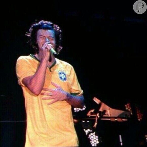 Harry Styles vestiu a camisa da seleção brasileira para se apresentar no país