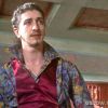 Ferdinando (Johnny Massaro) fica contente ao se reconciliar com Epa (Osmar Prado) em 'Meu Pedacinho de Chão'