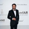Rodrigo Santoro participa do baile da amfAR no Festival de Cannes 2012