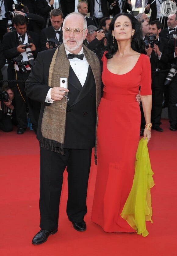 Sonia Braga atravessa o tapete vermelho do Festival de Cannes 2010