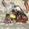 Sofia curtindo um dia de sol com a mãe, Grazi Massafera, na praia da Barra da Tijuca