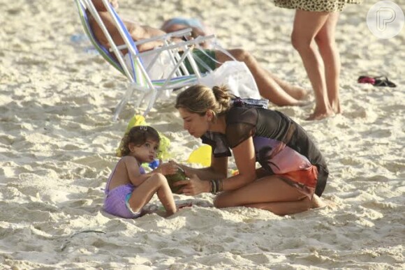 Sofia curtindo um dia de sol com a mãe, Grazi Massafera, na praia da Barra da Tijuca