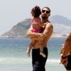 Cauã Reymond Leva a filha, Sofia, à praia em um dia de folga de gravações