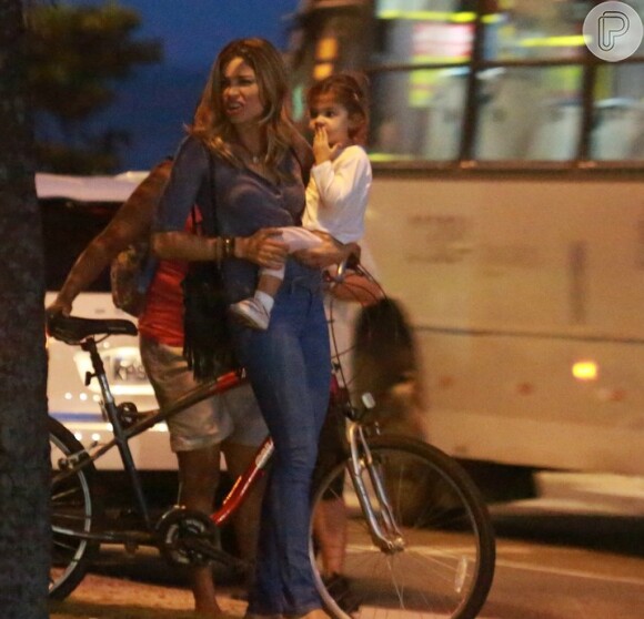 Grazi Massafera leva a filha, Sofia, para um passeio na orla da Barra da Tijuca, Zona Oeste do Rio de Janeiro