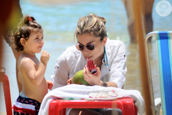 Olha que linda a Sofia na praia com a mãe, Grazi Massafera?