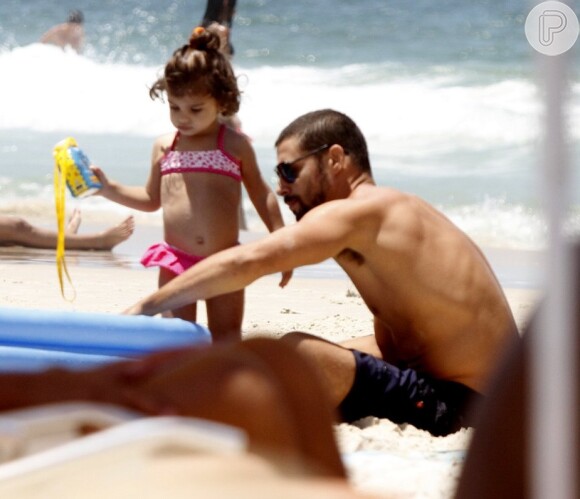 Sofia parece gostar muito de praia como o pai, Cauã Reymond