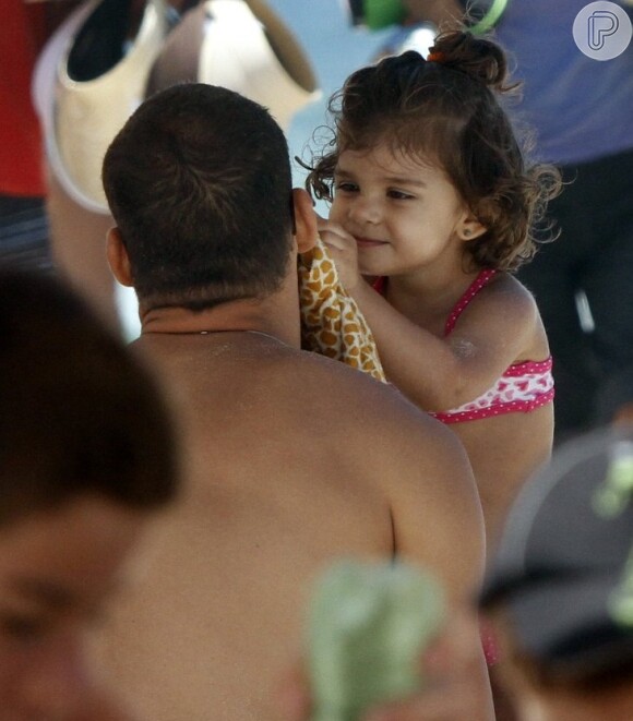 Olha que linda a Sofia brincando com o pai, Cauã Reymond em passeio na praia