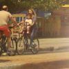 Sofia durante passeio de bicicleta com a mãe, Grazi Massafera