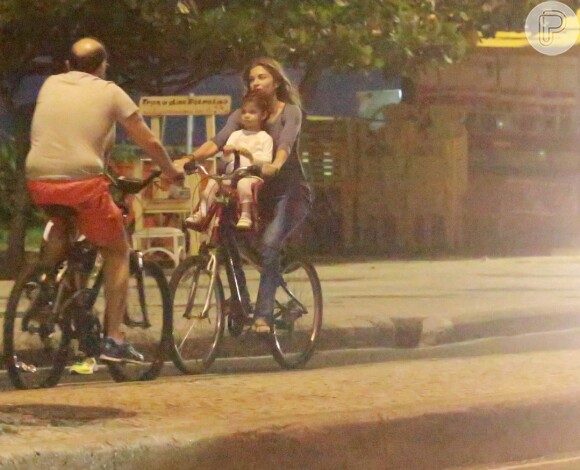 Sofia durante passeio de bicicleta com a mãe, Grazi Massafera