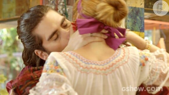 Acontece o primeiro beijo de Milita (Cintia Dicker) e Viramundo (Gabriel Sater) em 'Meu Pedacinho de Chão'