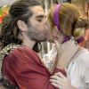 Viramundo (Gabriel Sater) rouba um beijo de Milita (Cintia Dicker), em 'Meu Pedacinho de Chão', em 14 de maio de 2014