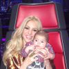 Shakira com o filho, Milan, durante gravação do 'The Voice'