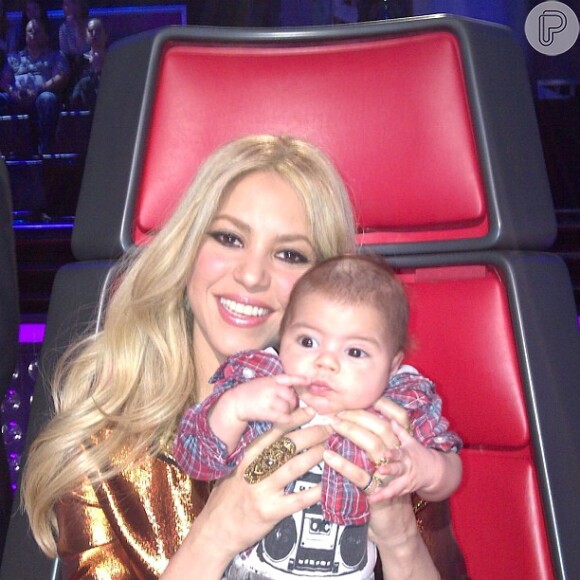 Shakira com o filho, Milan, durante gravação do 'The Voice'