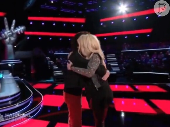 Shakira abraça Sam Alves após eliminação do brasileiro no 'The Voice' americano