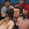 Sandy beija o marido, Lucas Lima, durante participação no 'Altas Horas'