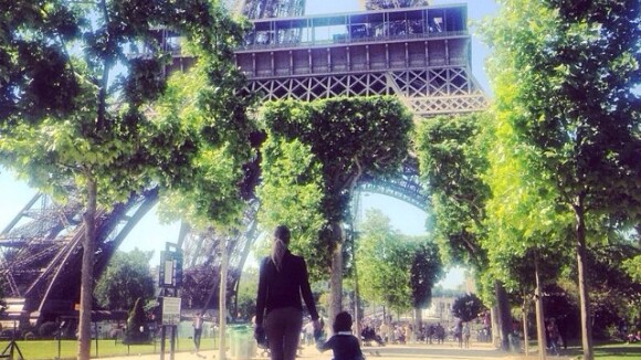 Grazi Massafera leva Sofia para conhecer a Torre Eiffel, em Paris
