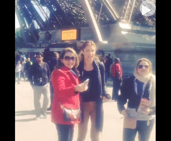 Grazi foi abordada por fãs durante passeio em Paris, na França
