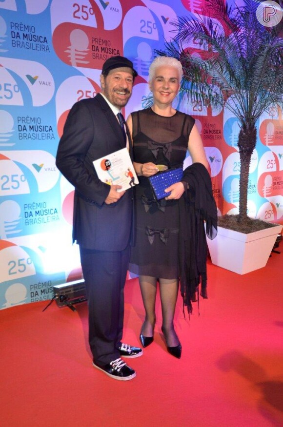 João Bosco chega acompanhado da mulher, Ângela, ao Prêmio da Música Brasileira