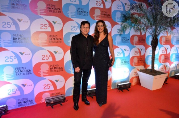 Chitãozinho, um dos premiados da noite, com a mulher, Márcia Alves, no Prêmio da Música Brasileira