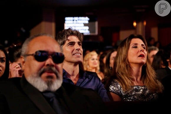 Reynaldo Gianecchini e a atriz Cristiane Alves assistem na plateia a cerimônia de premiação no Theatro Municipal, no Rio de Janeiro
